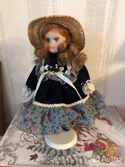 Кукла форфоровая