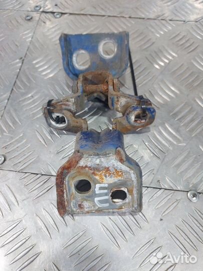 Петля двери передняя правая Renault Logan седан