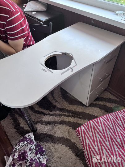 Маникюрный стол с полкой