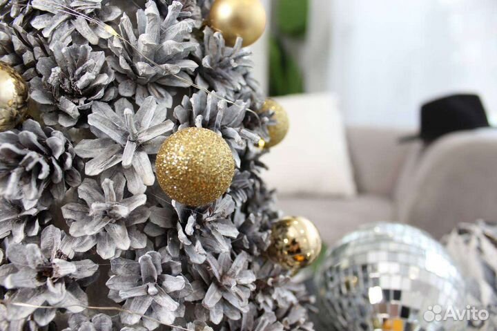 Елка из сосновых шишек дизайнерская