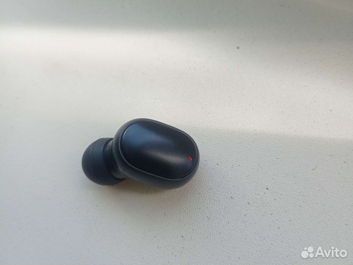 Нашла один беспроводной наушник модели A6R dots