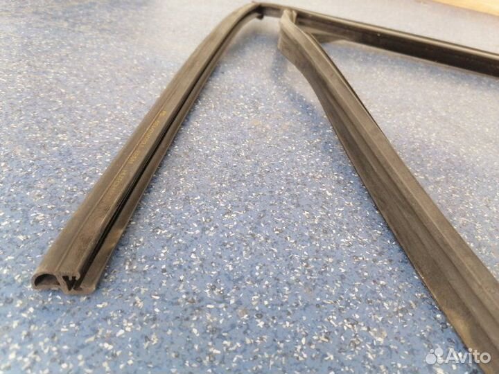 Уплотнитель стекла двери задний левый Ford Focus 2