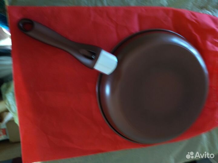 Сковорода литая с антипригарным покрытием новая