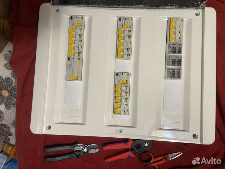 Трехфазовый электрический щиток