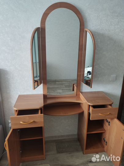 Туалетный столик с зеркалом