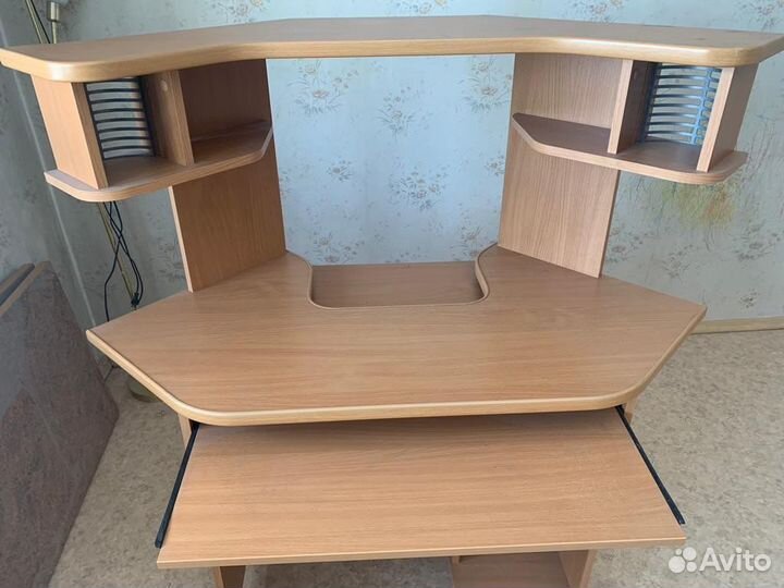 Компьютерный стол