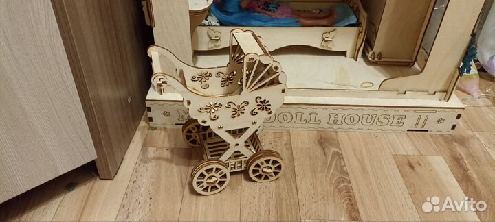 Деревянный кукольный домик