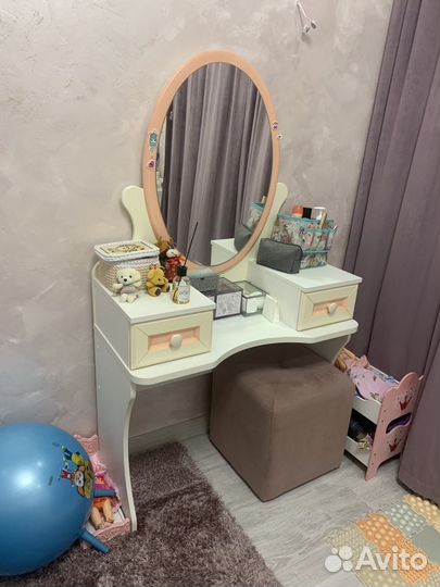 Туалетный столик с зеркалом для девочки