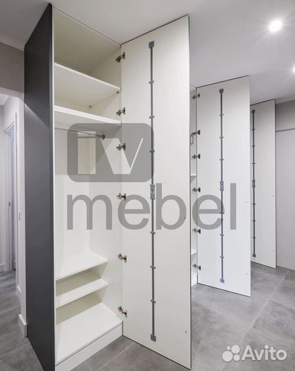 Зеркальный шкаф