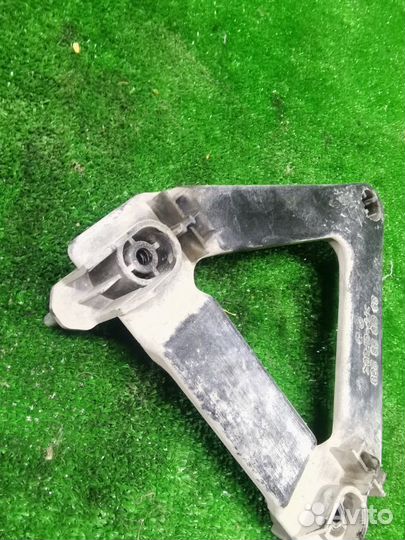 Крепление резонатора воздушного фильтра Ford