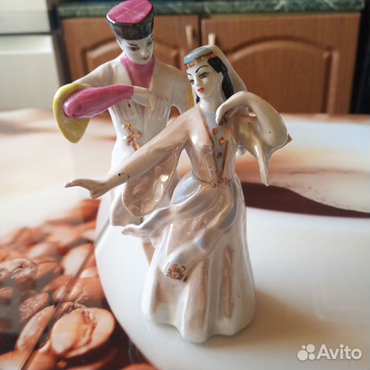 Статуэтка фарфор