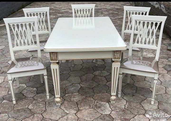 Стол и стулья