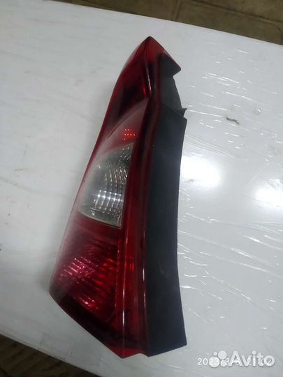 Задний левый фонарь renault logan