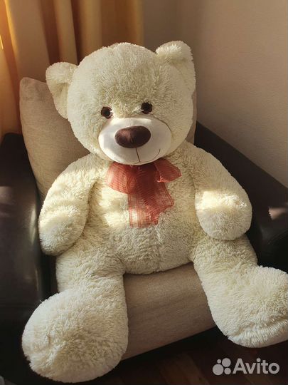 Большой плюшевый медведь