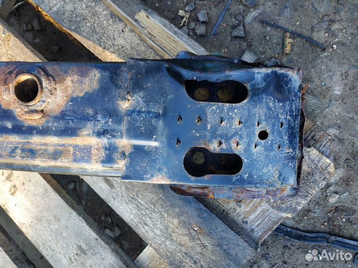 Усилитель бампера передний Toyota Camry 40