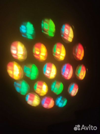 Проекционный 3D-эффектом многолучевой прибор