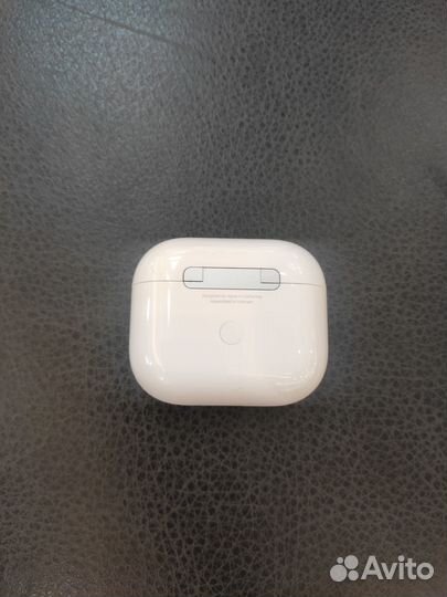 Б/у кейс от AirPods 3 комплекта наушников