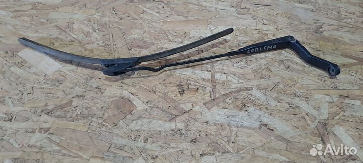 Поводок стеклоочистителя правый Carisma