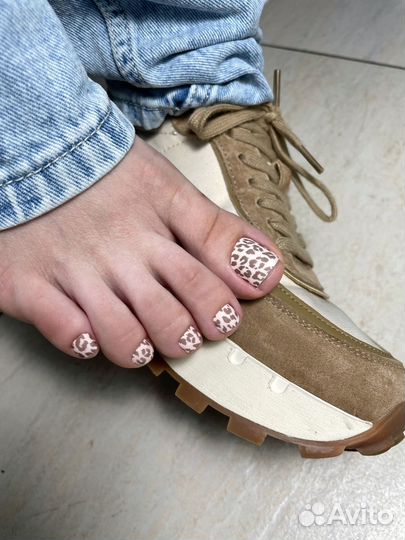 Модель на педикюр с пленками