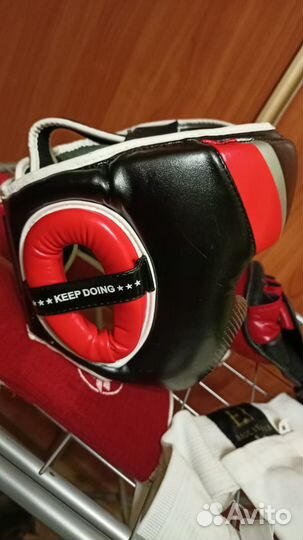 Шлем и перчатки для бокса