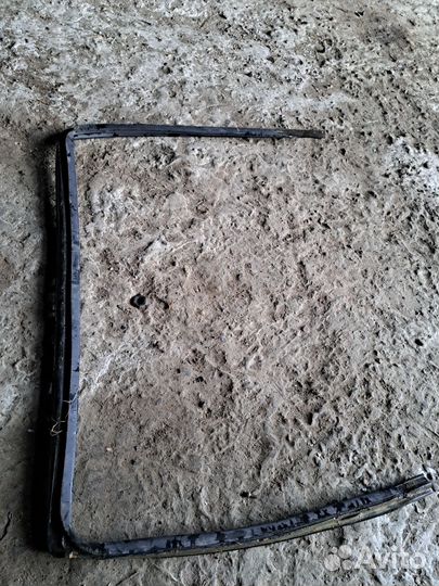 Уплотнитель стекла левый Nissan Serena c23