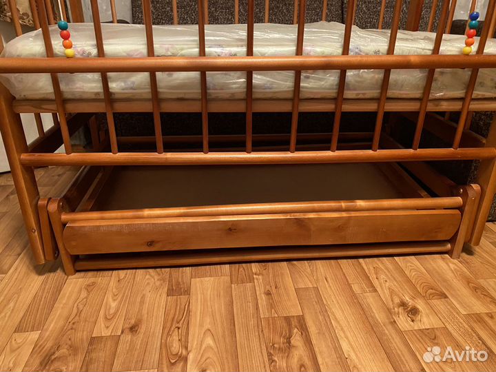 Детская кроватка с маятником и ящиком (с матрасом)