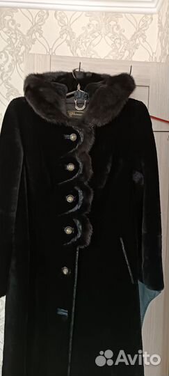 Шуба мутоновая с капюшоном и песцом