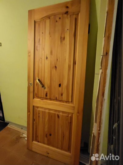 Дверь входная деревянная