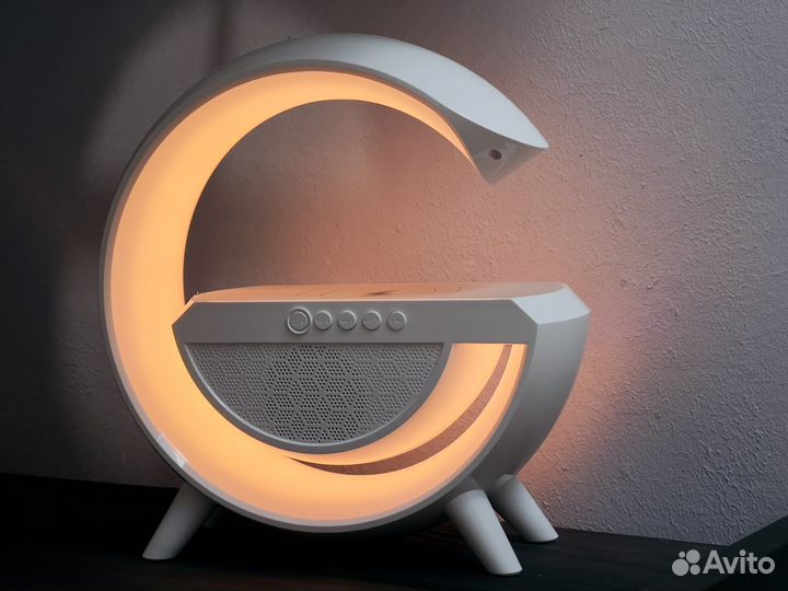 Светильник колонка c беспроводной зарядкой