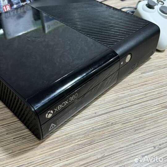 Xbox 360 E 300Gb + 2Джостика + 8Игр