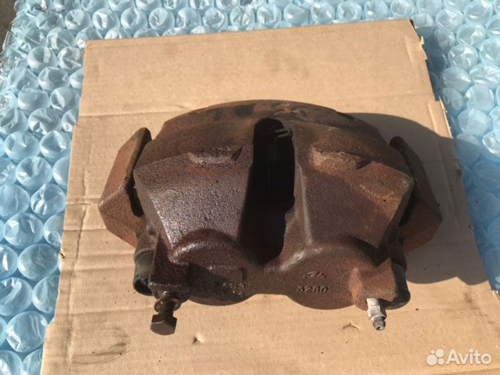 Суппорт передний левый Lincoln Navigator U228 5.4L