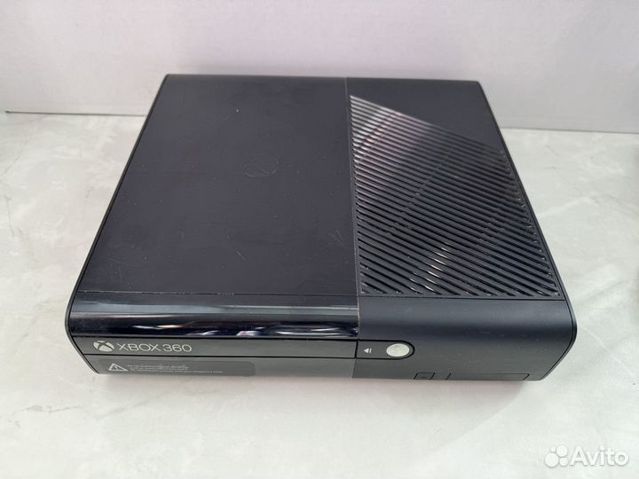 Консоль Xbox 360 + 3 джойстика