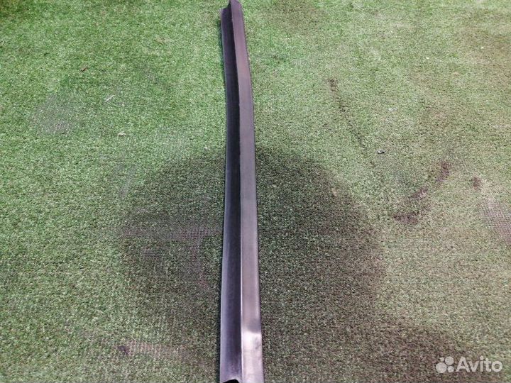 Уплотнитель стекла двери задний правый Nissan