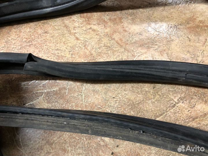 Резиновые уплотнители багажника W124 седан купе