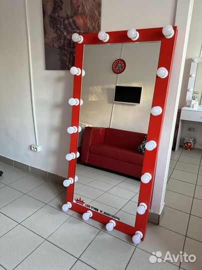 Гримерное зеркало с лампочками