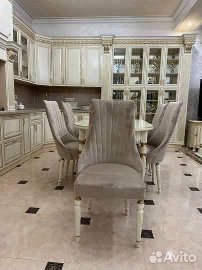 В наличии стол