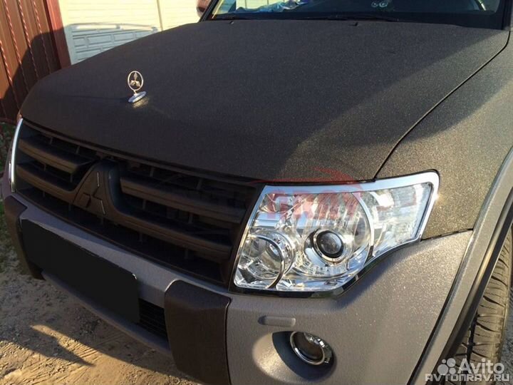 Прицел на капот с логотипом автомобиля