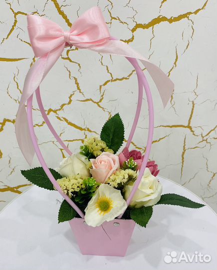 Цветы в корзинке