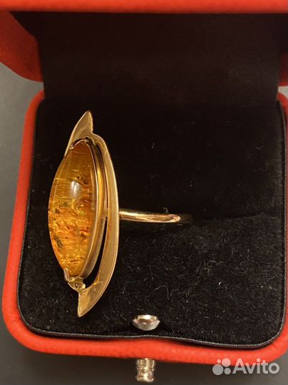 Кольцо золотое с янтарем