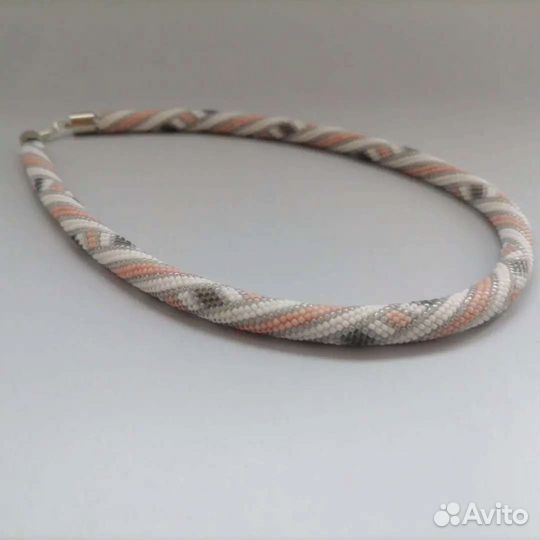 Украшение ручной работы из бисера