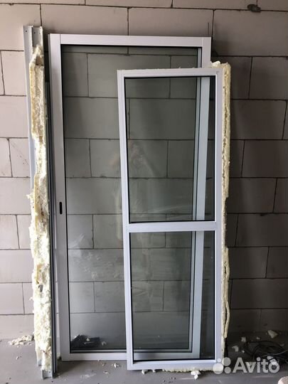 Стеклянная перегородка с дверью