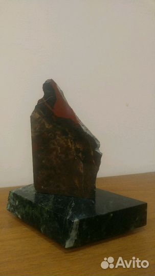 Скульптурная композиция из яшмы