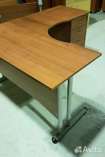 Стол с тумбой