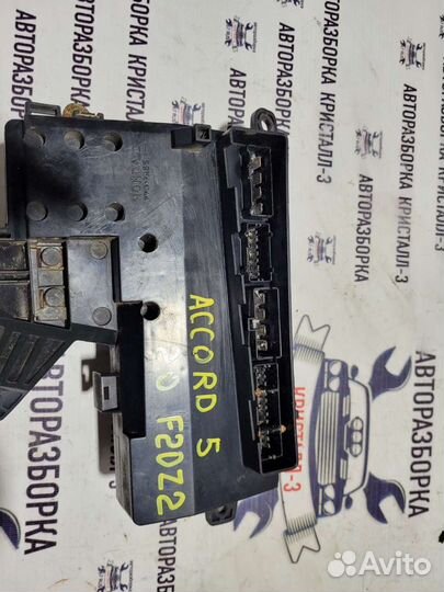 Монтажный блок под капотом honda accord 5