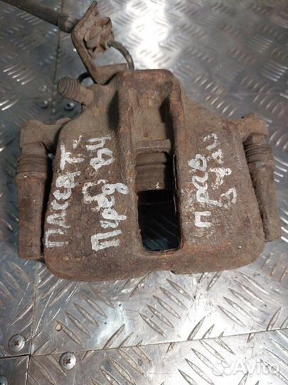 Суппорт передний правый Volkswagen Passat