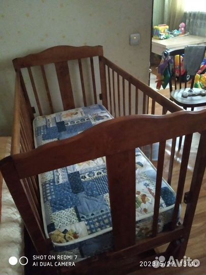 Детская кроватка с маятником