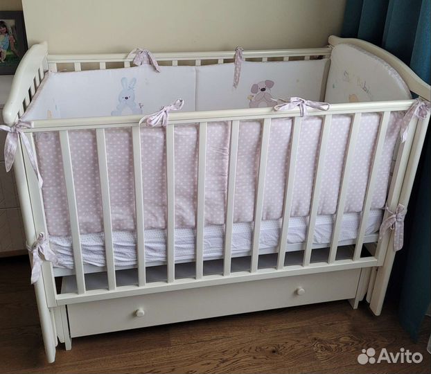 Детская кроватка с маятником и ящиком