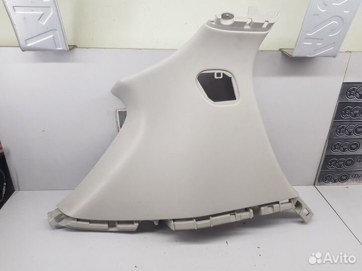 Обшивка стойки задняя правая (Infiniti QX56)