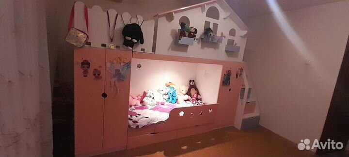 Двухъярусная кровать-домик