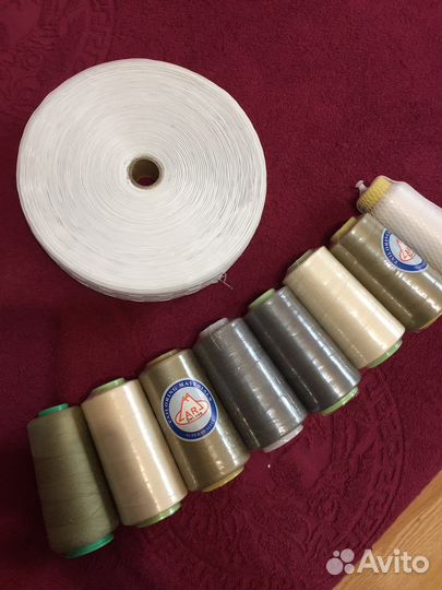 Лента для штор, бобины ниток и ножницы